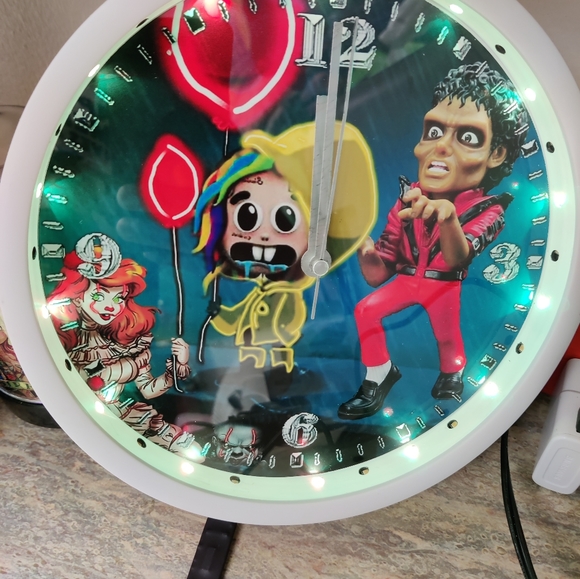 Tekashi gets a thriller clock - Picture 11 of 12